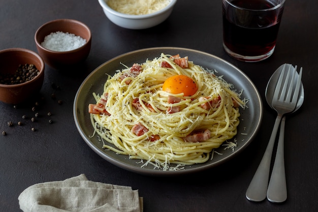 Macarrão espaguete à carbonara com ovo.