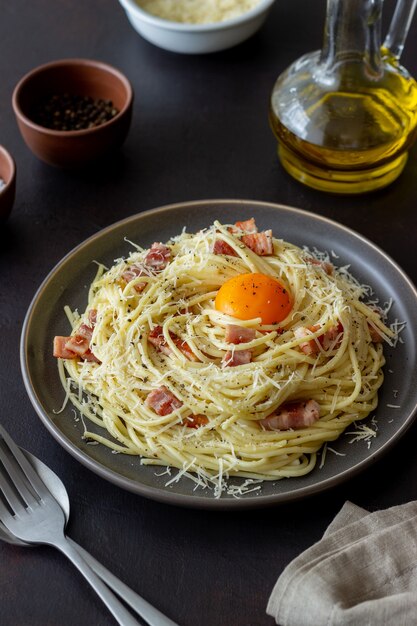 Macarrão espaguete à carbonara com ovo.