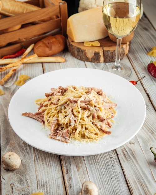 Macarrão espaguete à carbonara com presunto