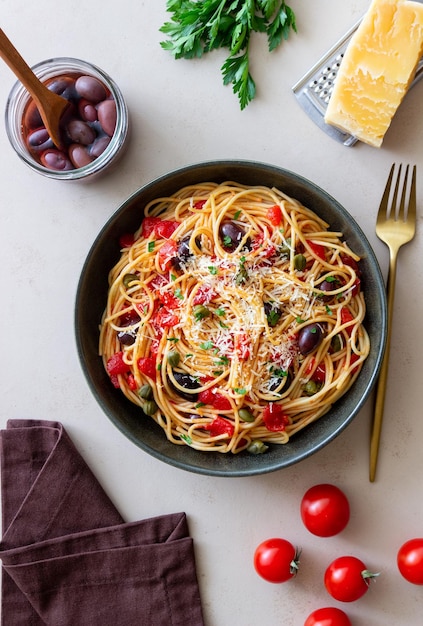 Macarrão espaguete Alla Puttanesca com alcaparras Kalamata azeitonas queijo tomate e anchovas Comida italiana