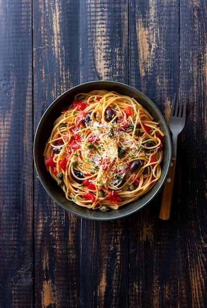 Macarrão espaguete Alla Puttanesca com alcaparras Kalamata azeitonas queijo tomate e anchovas Comida italiana