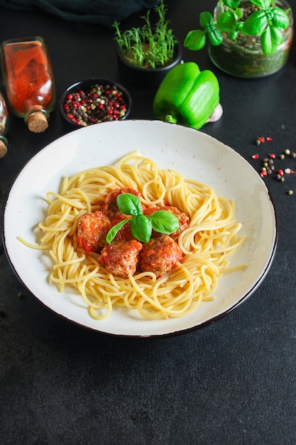 macarrão espaguete almôndegas molho de tomate