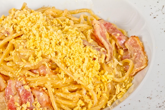 Macarrão espaguete carbonara com bacon e cogumelos