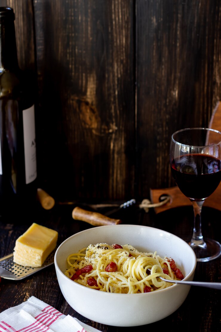 Foto macarrão espaguete carbonara em uma mesa de madeira. cozinha italiana. receita. estilo rústico. vinho.
