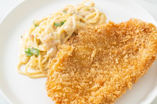 Macarrão espaguete caseiro com molho de creme branco com peixe frito