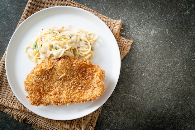 macarrão espaguete caseiro com molho de creme branco com peixe frito