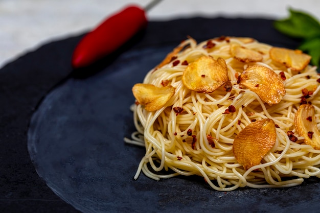 Macarrão espaguete com alho frito e azeite.