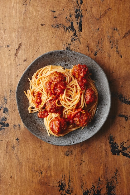 Macarrão espaguete com almôndegas e molho de tomate deliciosas almôndegas de espaguete caseiro