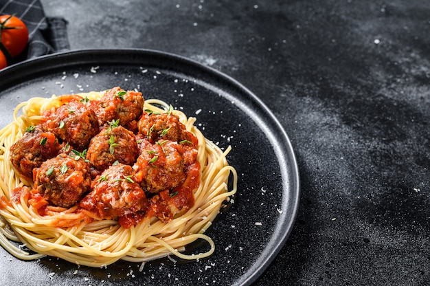 Macarrão espaguete com almôndegas e molho de tomate