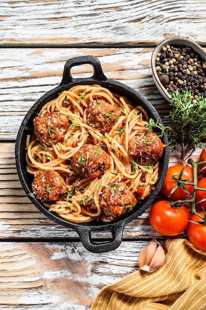 Macarrão espaguete com almôndegas e molho de tomate