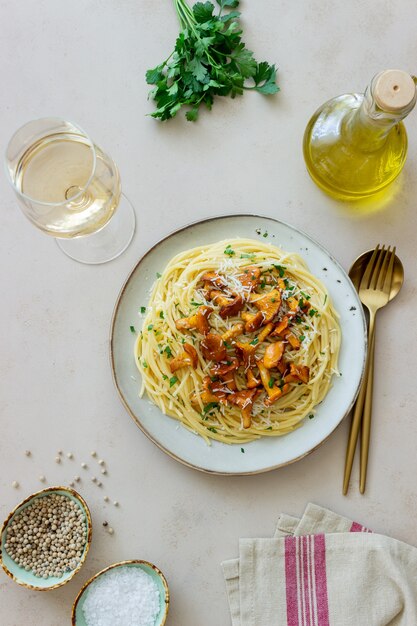 Macarrão espaguete com cogumelos chanterelle e queijo parmesão. Alimentação saudável. Comida vegetariana. Comida italiana.