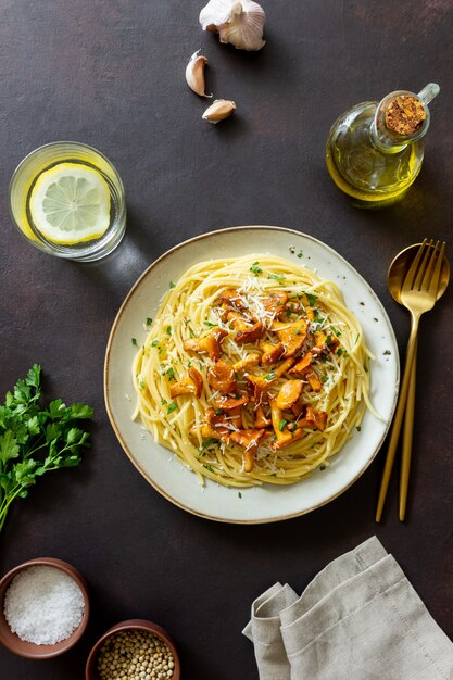 Macarrão espaguete com cogumelos chanterelle e queijo parmesão. Alimentação saudável. Comida vegetariana. Comida italiana.