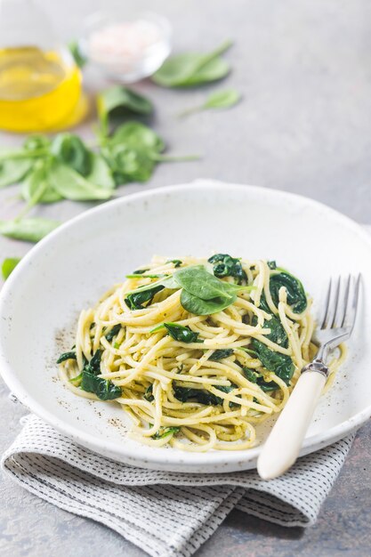 Macarrão espaguete com espinafre e pesto verde