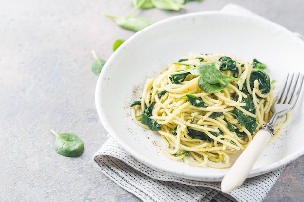 Macarrão espaguete com espinafre e pesto verde