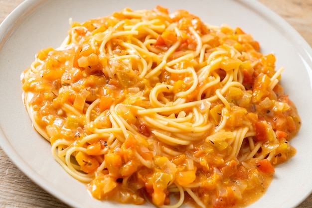 Macarrão espaguete com molho de tomate cremoso ou molho rosa