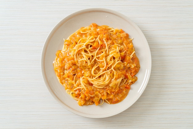 macarrão espaguete com molho de tomate cremoso ou molho rosa