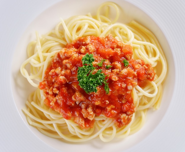 Macarrão espaguete com molho de tomate.