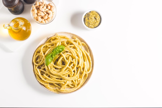 Macarrão espaguete com molho pesto manjericão caju e parmesão Ingredientes