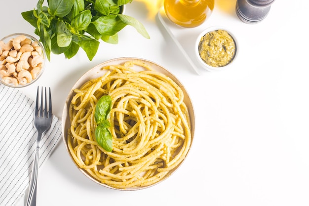 Macarrão espaguete com molho pesto manjericão caju e parmesão ingredientes