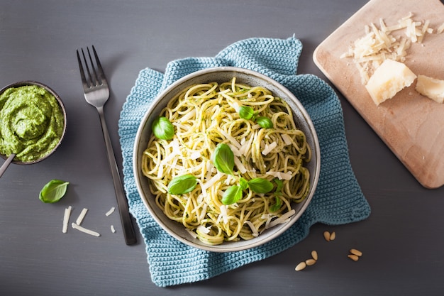 Macarrão espaguete com molho pesto