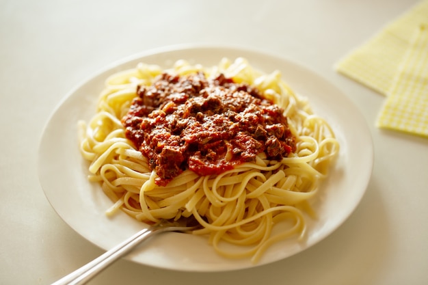 Macarrão espaguete com molho ragu na chapa branca