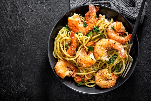 Macarrão espaguete com pesto e camarão