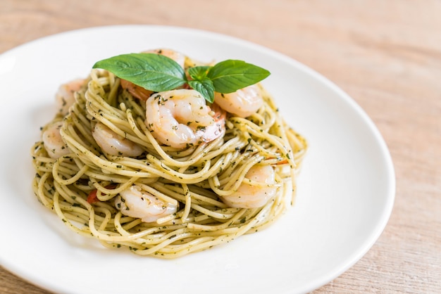 macarrão espaguete com pesto verde e camarão