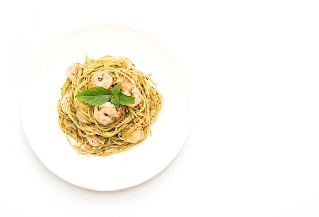 macarrão espaguete com pesto verde e camarão