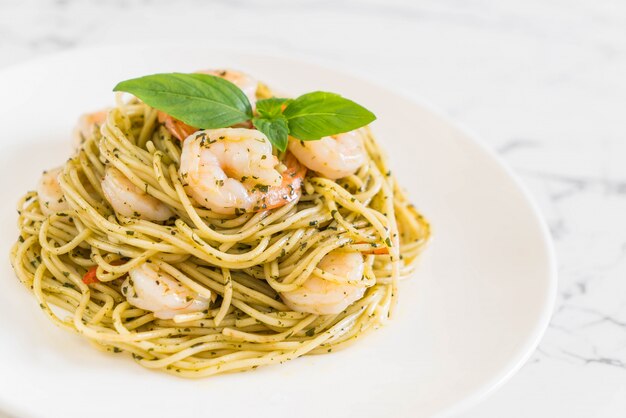 macarrão espaguete com pesto verde e camarão