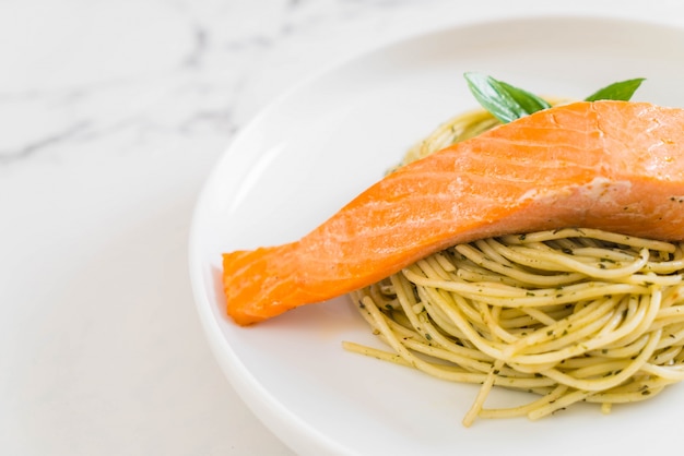 macarrão espaguete com pesto verde e salmão