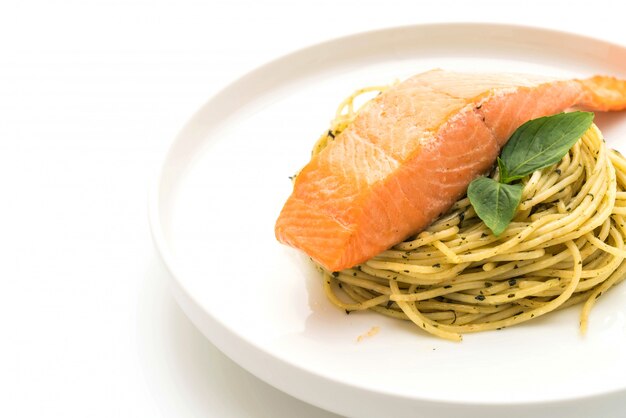 macarrão espaguete com pesto verde e salmão