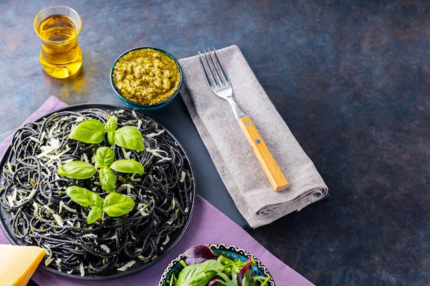 Macarrão espaguete com queijo parmesão, manjericão e molho pesto