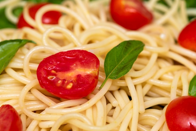 Macarrão espaguete com rúcula e tomate cereja