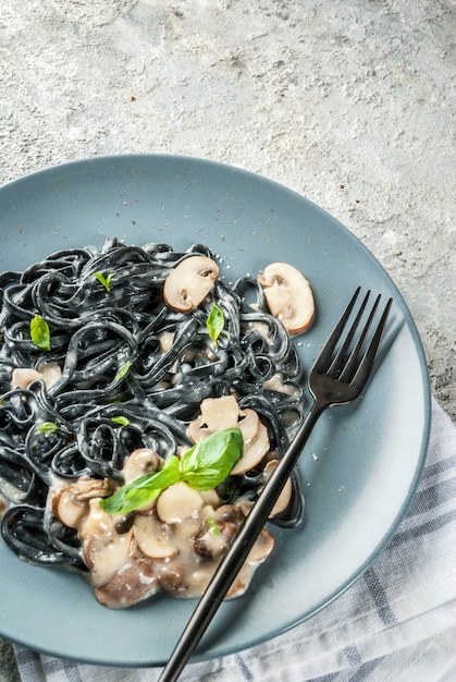 Macarrão espaguete com tinta de choco preto com cogumelos