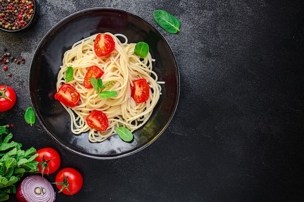 Macarrão espaguete com tomate e legumes comem prato