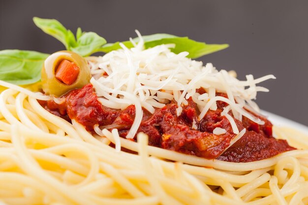 Macarrão espaguete com tomate e manjericão no prato