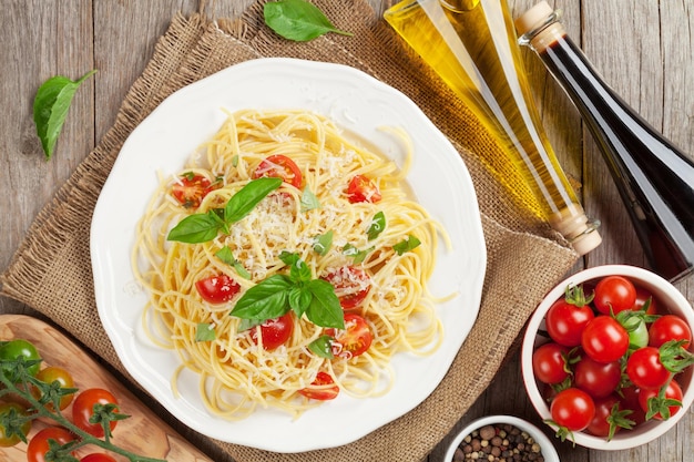 Macarrão espaguete com tomate e manjericão
