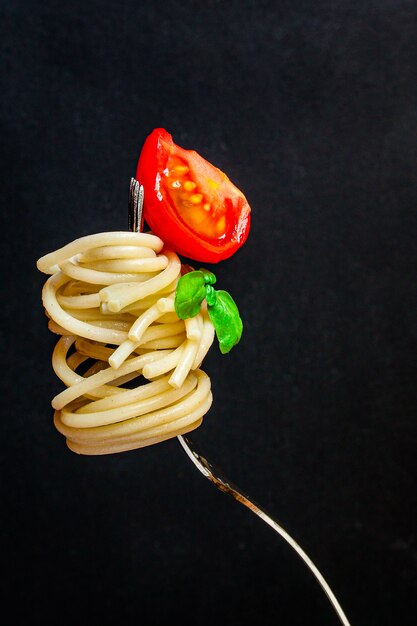 Macarrão espaguete com tomate e manjericão