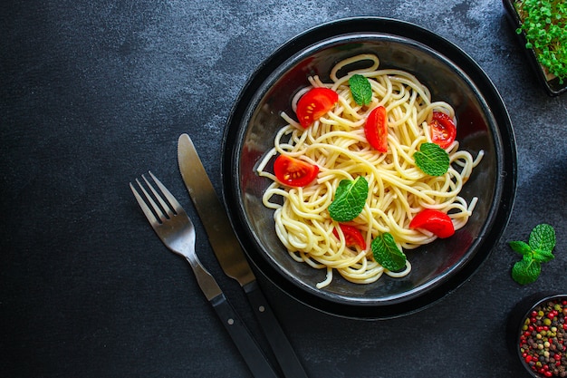 macarrão espaguete com tomate