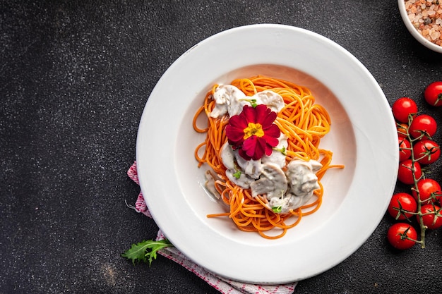 macarrão espaguete de tomate com molho de cogumelos refeição saudável comida lanche na mesa cópia espaço comida