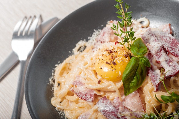 Macarrão espaguete delicioso cozinhar com bacon crocante servir