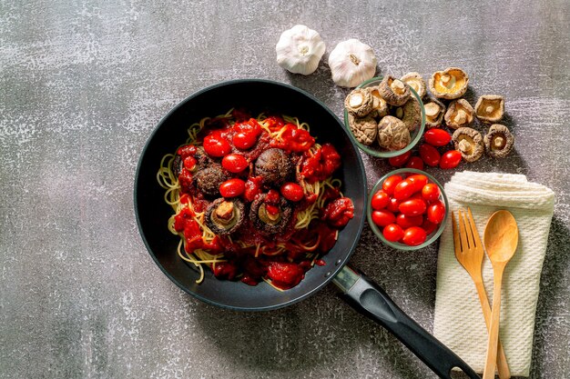 Macarrão espaguete em molho de tomate com salsinha de frango na panela