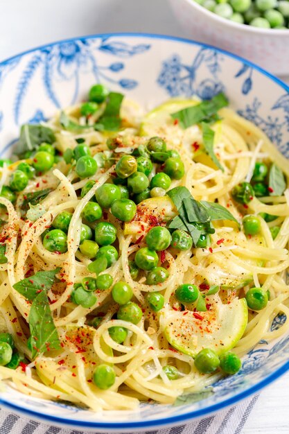 Macarrão espaguete italiano com ervilhas verdes