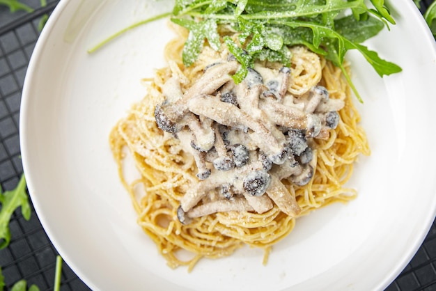 macarrão espaguete molho de cogumelos shimeji marrom refeição saudável comida lanche na mesa cópia espaço comida