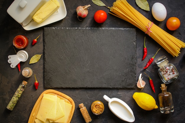 macarrão, espaguete ou bucatini e molho de tomate ingredientes. fundo de comida. copie o espaço