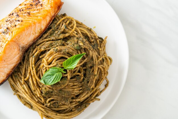 macarrão espaguete pesto caseiro com salmão grelhado - comida italiana