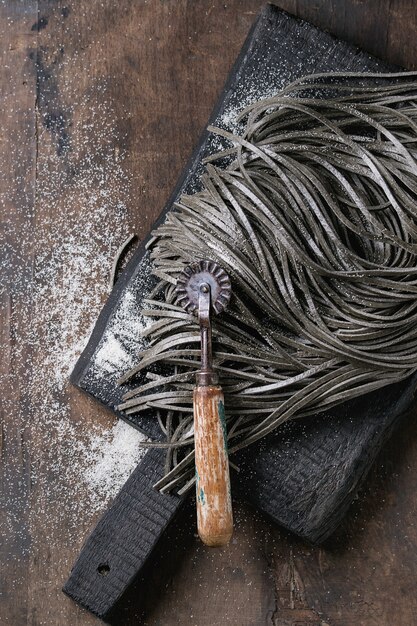 Macarrão espaguete preto cru