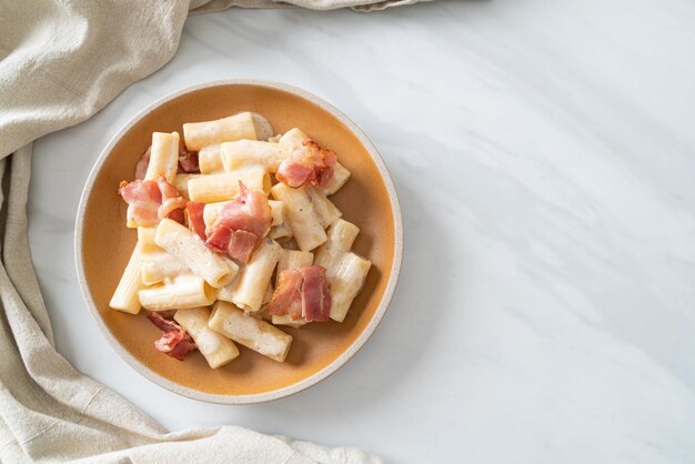 macarrão espaguete rigatoni caseiro com molho branco e bacon - estilo de comida italiana