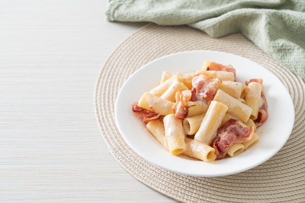 macarrão espaguete rigatoni caseiro com molho branco e bacon - estilo de comida italiana