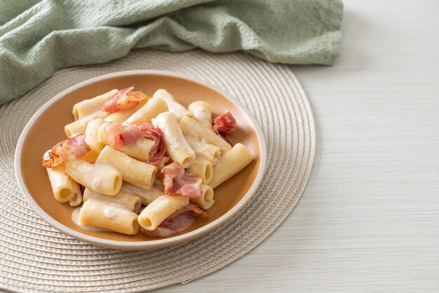 macarrão espaguete rigatoni caseiro com molho branco e bacon - estilo de comida italiana